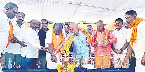 ಕೆ.ಆರ್.ನಗರ ತಾಲೂಕಿನ ಬೋರೇಕಲ್ಲಹಳ್ಳಿ ಬಸವ ಮಠದ ಭವನವನ್ನು ಕೇಂದ್ರ ಉಕ್ಕು ಮತ್ತು ಬೃಹತ್ ಕೈಗಾರಿಕಾ ಸಚಿವ ಎಚ್.ಡಿ.ಕುಮಾರಸ್ವಾಮಿ ಭಾನುವಾರ ಉದ್ಘಾಟಿಸಿದರು. ಮಾಜಿ ಸಚಿವ ಸಾ.ರಾ.ಮಹೇಶ್, ಬಸವ ಮಠದ ಶ್ರೀ ದೇವರಾಜ ಸ್ವಾಮೀಜಿ, ವಿಧಾನ ಪರಿಷತ್ ಸದಸ್ಯ ಸಿ.ಎನ್.ಮಂಜೇಗೌಡ, ಮಾಜಿ ಶಾಸಕ ಅಶ್ವಿನ್‌ಕುಮಾರ್, ನವನಗರ ಅರ್ಬನ್ ಬ್ಯಾಂಕ್ ಅಧ್ಯಕ್ಷ ಕೆ.ಎನ್.ಬಸಂತ್ ಇನ್ನಿತರರು ಇದ್ದರು.