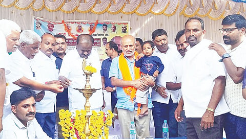 ಕೆ.ಆರ್.ನಗರ ತಾಲೂಕಿನ ತಿಪ್ಪೂರು ಗ್ರಾಮದಲ್ಲಿ ಒಕ್ಕಲಿಗ ಸಮುದಾಯ ಭವನವನ್ನು ಕೇಂದ್ರ ಉಕ್ಕು ಮತ್ತು ಬೃಹತ್ ಕೈಗಾರಿಕಾ ಸಚಿವ ಎಚ್.ಡಿ.ಕುಮಾರಸ್ವಾಮಿ ಉದ್ಘಾಟಿಸಿದರು. ಮಾಜಿ ಸಚಿವ ಸಾ.ರಾ.ಮಹೇಶ್, ವಿಧಾನ ಪರಿಷತ್ ಸದಸ್ಯ ಸಿ.ಎನ್.ಮಂಜೇಗೌಡ, ಮಾಜಿ ಶಾಸಕರಾದ ಕೆ.ಮಹದೇವ್, ಅಶ್ವಿನ್‌ಕುಮಾರ್, ನವನಗರ ಅರ್ಬನ್ ಬ್ಯಾಂಕ್ ಅಧ್ಯಕ್ಷ ಕೆ.ಎನ್.ಬಸಂತ್, ಬಿಜೆಪಿ ಮುಖಂಡ ಹೊಸಹಳ್ಳಿ ವೆಂಕಟೇಶ್ ಇನ್ನಿತರರು ಇದ್ದರು.