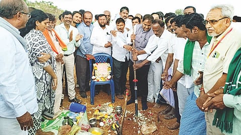 ಕೂಡ್ಲಿಗಿ ತಾಲೂಕಿನ ಶಿವಪುರ ಬಳಿ 36 ಕೋಟಿ ರೂ. ವೆಚ್ಚದ ಶ್ರಮಿಕರ ವಸತಿ ಶಾಲೆ ನಿರ್ಮಾಣಕ್ಕೆ ಶಾಸಕ ಡಾ.ಎನ್.ಟಿ.ಶ್ರೀನಿವಾಸ್ ಭೂಮಿ ಪೂಜೆ ನೆರವೇರಿಸಿದರು. ತಹಸೀಲ್ದಾರ್ ವಿ.ಕೆ.ನೇತ್ರಾವತಿ, ತಾಪಂ ಇಒ ನರಸಪ್ಪ, ಕೃಷಿ ಮತ್ತು ಭೂ ಅಭಿವೃದ್ಧಿ ಬ್ಯಾಂಕ್ ಅಧ್ಯಕ್ಷ ಕಾವಲ್ಲಿ ಶಿವಪ್ಪ ನಾಯಕ, ರಾಜ್ಯ ಸರ್ಕಾರಿ ನೌಕರರ ಸಂಘದ ಅಧ್ಯಕ್ಷ ಎಸ್.ವೆಂಕಟೇಶ್, ಎಪಿಎಂಸಿ ಅಧ್ಯಕ್ಷ ಕುರಿಹಟ್ಟಿ ಬೋಸಯ್ಯ, ಕಾರ್ಯದರ್ಶಿ ಬಸವರಾಜ್, ನಿವೃತ್ತ ನೌಕರರ ಸಂಘದ ಅಧ್ಯಕ್ಷ ತಳವಾರ ಶರಣಪ್ಪ ಇತರರಿದ್ದರು.