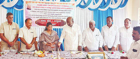ಲಿಂಗಸುಗೂರಿನಲ್ಲಿ ಡಿ.ದೇವರಾಜ ಅರಸು ಮೆಟ್ರಿಕ್ ನಂತರದ ಬಾಲಕಿಯರ ವಸತಿ ನಿಲಯ ನೂತನ ಕಟ್ಟಡ ಉದ್ಘಾಟನೆ ಕಾರ್ಯಕ್ರಮವನ್ನು ಶಾಸಕ ಮಾನಪ್ಪ ವಜ್ಜಲ್ ನೆರವೇರಿಸಿದರು. ತಹಸೀಲ್ದಾರ್ ಸತ್ಯಮ್ಮ, ಬಿಸಿಎಂ ಇಲಾಖೆ ಜಿಲ್ಲಾಧಿಕಾರಿ ಸುನೀತಾ ಘಟ ಕಾಂಬಳೆ, ತಾಲೂಕು ಅಧಿಕಾರಿ ಮಾನಪ್ಪ ಬಡಿಗೇರ, ಪಿಕಾರ್ಡ್ ಬ್ಯಾಂಕ್ ಅಧ್ಯಕ್ಷ ಬಸವನಗೌಡ ಮೇಟಿ ಇತರರಿದ್ದರು.