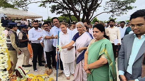 ಹೊಸಪೇಟೆಯಲ್ಲಿ ಕೇಂದ್ರ ಹಣಕಾಸು ಸಚಿವೆ ನಿರ್ಮಲಾ ಸೀತಾರಾಮನ್ ಅವರು ಶುಕ್ರವಾರ ಲೈಯಿಂಗ್ ಫೌಂಡೇಷನ್ ಸ್ಟೋನ್ ಆಫ್ ರಂಗಮಂದಿರದ ಭೂಮಿ ಪೂಜೆ ನೆರವೇರಿಸಿದರು. ಸಂಸದ ಇ.ತುಕಾರಾಂ, ಶಾಸಕ ಎಚ್.ಆರ್.ಗವಿಯಪ್ಪ, ನಗರಸಭೆ ಅಧ್ಯಕ್ಷ ಎನ್.ರೂಪೇಶ್ ಕುಮಾರ್, ಜಿಲ್ಲಾಧಿಕಾರಿ ಕವಿತಾ ಎಸ್.ಮನ್ನಿಕೇರಿ, ಜಿ.ಪಂ.,ಸಿಇಒ ಅಕ್ರಂ ಷಾ ಇತರರಿದ್ದರು.