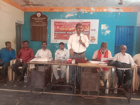 ಹೊಸಪೇಟೆ ಸರ್ಕಾರಿ ಭವನದಲ್ಲಿ ನಡೆದ ರೈತ ಸಮ್ಮೇಳನದಲ್ಲಿ ರಾಜ್ಯ ಅಧ್ಯಕ್ಷ ಯು.ಬಸವರಾಜ ಮಾತನಾಡಿದರು. ಪ್ರಮುಖರಾದ ಗುಜ್ಜಲ್ ಕರಣಂ, ಎನ್.ಯಲ್ಲಲಿಂಗ, ಆನಂದ, ಕೊಟಗಿ ಮಲ್ಲಿಕಾರ್ಜುನ, ರಾಘವೇಂದ್ರ, ಹೇಮಂತನಾಯ್ಕ ಇತರರಿದ್ದರು.