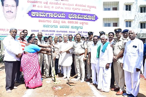 ಹೊಸಪೇಟೆ ಡಿಆರ್ ಮೈದಾನದಲ್ಲಿ ಮಂಗಳವಾರ ಪೊಲೀಸ್ ವಸತಿ ಗೃಹಗಳ ಕಾಮಗಾರಿಗೆ ಶಾಸಕ ಎಚ್.ಅರ್.ಗವಿಯಪ್ಪ ಭೂಮಿಪೂಜೆ ನೆರವೇರಿಸಿದರು. ಎಸ್ಪಿ ಎಸ್.ಜಾಹ್ನವಿ, ಎಎಸ್ಪಿ ಜಿ.ಮಂಜುನಾಥ, ಡಿವೈಎಸ್ಪಿ ಡಾ.ಟಿ.ಮಂಜುನಾಥ ಇತರರಿದ್ದರು ‌