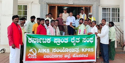 ಹೊಸಪೇಟೆಯಲ್ಲಿ ರೈತ ಸಂಘದಿಂದ ಅಪರ ಜಿಲ್ಲಾಧಿಕಾರಿ ಇ.ಬಾಲಕೃಷ್ಣಪ್ಪ ಅವರಿಗೆ ಮಂಗಳವಾರ ಮನವಿ ಸಲ್ಲಿಸಲಾಯಿತು. ಪ್ರಮುಖರಾದ ಎನ್. ಯಲ್ಲಾಲಿಂಗ, ಚಂದ್ರು, ಕರಿಯಣ್ಣ, ನಬೀಸಾಬ್, ಕಣಿಮಪ್ಪ, ಎ.ಸ್ವಾಮಿ, ದುರುಗಪ್ಪ, ಗಣೇಶ್ ಸೇರಿದಂತೆ ಇತರರಿದ್ದರು.