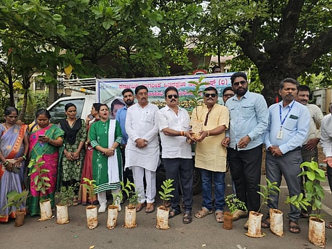 ಹೊಸಪೇಟೆ ಪಟೇಲ್ ನಗರದ ಬಿಜೆಪಿ ಕಚೇರಿಯಲ್ಲಿ ವಿಶ್ವ ಪರಿಸರ ದಿನಾಚರಣೆ ನಿಮಿತ್ತ ಸಸಿ ನೆಡುವ ಕಾರ್ಯಕ್ರಮ ನಡೆಯಿತು. ಪ್ರಮುಖರಾದ ಅಯ್ಯಾಳಿ ತಿಮ್ಮಪ್ಪ, ರೂಪೇಶ್ ಕುಮಾರ್, ಜೀವರತ್ನಂ, ಸಂದೀಪ್ ಸಿಂಗ್, ಪ್ರಮುಖರಾದ ರೇವಣಸಿದ್ದಪ್ಪ, ಕಸಟ್ಟಿ ಉಮಾಪತಿ, ಅರ್ಪಿತ ಗೌಡ, ಮಧುರ ಚನ್ನ ಶಾಸ್ತ್ರಿ ಇತರರಿದ್ದರು.