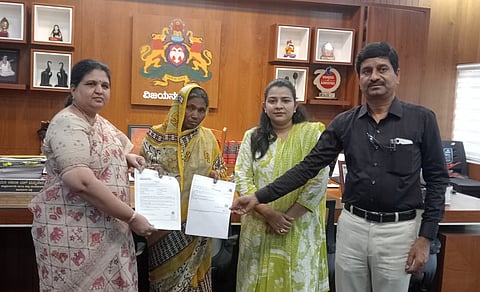 ಹೊಸಪೇಟೆಯಲ್ಲಿ ರಾಷ್ಟ್ರೀಯ ಕುಟುಂಬ ನೆರವು ಯೋಜನೆ, ನಿರ್ಗತಿಕ ವಿಧವಾ ವೇತನ ಪಿಂಚಣಿ ಮಂಜೂರಾತಿ ಅದೇಶ ಪತ್ರ ಜಿಲ್ಲಾಧಿಕಾರಿ ಕವಿತಾ ಎಸ್.ಮನ್ನಿಕೇರಿ ಬುಧವಾರ ಮ್ಯಾಸಕೇರಿ ಫಲಾನುಭವಿ ಮರಡಿ ಶಾರದಮ್ಮ ಅವರಿಗೆ ವಿತರಿಸಿದರು. 