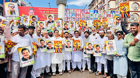 ಹೊಸಪೇಟೆ ಪುನೀತ್ ರಾಜಕುಮಾರ್ ವೃತ್ತದಲ್ಲಿ ಮುಸ್ಲಿಂ ಸಮುದಾಯದಿಂದ ಬಿ.ಜೆಡ್.ಜಮೀರ್ ಅಹ್ಮದ್ ಖಾನ್ ಅವರಿಗೆ ಸಚಿವ ಸ್ಥಾನ ನೀಡಬೇಕೆಂದು ಪ್ರತಿಭಟನೆ ನಡೆಸಿದರು. ಹುಡಾ ಅಧ್ಯಕ್ಷ ಎಚ್. ಎನ್.ಮೊಹಮ್ಮದ್ ಇಮಾಮ್ ನಿಯಾಜಿ, ಪ್ರಮುಖರಾದ  ಪೀರೋಜ್ ಖಾನ್, ಎಮ್.ಎಮ್. ಗೌಸ್,  ಕೊತ್ವಲ್‌ ಮೊಸೀನ್, ಡಾ.ದರ್ವೇಶ, ಅನ್ಸರ್ ಭಾಷಾ, ಅಯತ್ ರಸೂಲ್,  ದಾದಾಪೀರ್ , ಎನ್. ಎಸ್ ರಫೀಕ್, ಸೈಯದ್ ಬುಡೇನ್, ಜಾವೀದ್, ಹುಸೇನ್‌ ಇತರರಿದ್ದರು.