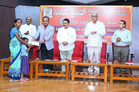 ಕನ್ನಡ ವಿವಿಯಲ್ಲಿ ಸಿಂಧು ಶಿಶು ಕಲ್ಯಾಣ ಯೋಜನೆ ಠೇವಣಿ ಪತ್ರವನ್ನು ಕುಲಪತಿ ಡಾ.ಡಿ.ವಿ.ಪರಮಶಿವಮೂರ್ತಿ ವಿತರಣೆ ಮಾಡಿದರು. ಸಿಂಧು ಕ್ರೆಡಿಟ್ ಸೌಹಾರ್ದ ಸಹಕಾರಿ ಸಂಘ ಅಧ್ಯಕ್ಷ ಬಿ.ರಾಜಶೇಖರ್, ಉಪಾಧ್ಯಕ್ಷ ಅಮರೇಶ ಶೆಟ್ಟಿ ಇತರರಿದ್ದರು.