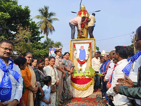 ಹೊಸಪೇಟೆಯಲ್ಲಿ ಶನಿವಾರ ನಡೆದ ಬಾಬು ಜಗಜೀವನ ರಾಮ್ ಜನ್ಮ ದಿನ ಆಚರಿಸಲಾಯಿತು. ಜಿಲ್ಲಾಧಿಕಾರಿ ಕವಿತಾ ಎಸ್. ಮನ್ನಿಕೇರಿ, ಎಸ್ಪಿ ಎಸ್.ಜಾಹ್ನವಿ, ಜಿಲ್ಲಾ ಪಂಚಾಯತ್ ಉಪಕಾರ್ಯದರ್ಶಿ ಕೆ ತಿಮ್ಮಪ್ಪ, ಸಮಾಜ ಕಲ್ಯಾಣ ಇಲಾಖೆ ಉಪ ನಿರ್ದೇಶಕ ವೈ.ಎ.ಕಾಳೆ, ತಹಸೀಲ್ದಾರ್ ಶೃತಿ ಎಂ,.ಮಳ್ಳಪ್ಪಗೌಡ್ರ್, ತಾ.ಪಂ. ಇಒ ಆಲಂ ಭಾಷಾ, ನಗರಸಭೆ ಪೌರಾಯುಕ್ತ ಶಿವಕುಮಾರ್ ಇತರರಿದ್ದರು.