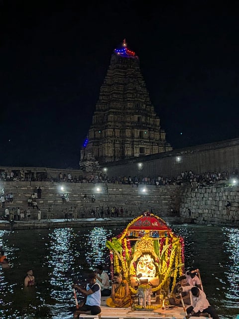 ಹಂಪಿಯಲ್ಲಿ ಶನಿವಾರ ಪಂಪಾ ವಿರೂಪಾಕ್ಷೇಶ್ವರ ತೆಪ್ಪೋತ್ಸವ ನಡೆಯಿತು.