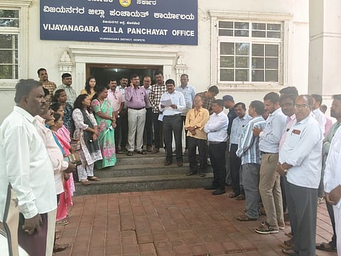 ಹೊಸಪೇಟೆ ಜಿಲ್ಲಾ ಪಂಚಾಯಿತಿ ಕಚೇರಿಗೆ ನಾನಾ ಬೇಡಿಕೆ ಈಡೇರಿಕೆಗೆ ಆಗ್ರಹಿಸಿ ರಾಜ್ಯ ಪಂಚಾಯಿತಿ ಅಭಿವೃದ್ಧಿ ಅಧಿಕಾರಿಗಳ ಕ್ಷೇಮಾಭಿವೃದ್ಧಿ ಸಂಘದ ಪದಾಧಿಕಾರಿಗಳು ಜಿಪಂ ಉಪಕಾರ್ಯದರ್ಶಿ ಕೆ.ತಿಮ್ಮಪ್ಪ ಸೋಮವಾರ ಮನವಿ ಸಲ್ಲಿಸಿದರು. ಸಂಘದ ಜಿಲ್ಲಾ ಅಧ್ಯಕ್ಷ ವೀರಣ್ಣ ನಾಯ್ಕ, ಪಿಡಿಒಗಳಾದ ರವಿಂದ್ರನಾಥ, ಬಿ.ಗಂಗಾಧರ, ಗುತ್ತೇಪ್ಪ ತಳವಾರ್, ಉಮೇಶ್ ಜಾಗಿರ್ದಾರ್, ಪುಷ್ಪಲತಾ, ವಾಸುಕಿ, ಮಂಜುಳ ರಾಣಿ ಇತರರಿದ್ದರು.