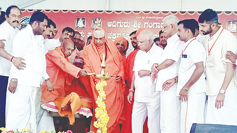 ಗುಂಡ್ಲುಪೇಟೆ ತಾಲೂಕಿನ ಸೋಮಹಳ್ಳಿ ಗ್ರಾಮದಲ್ಲಿ ಆಯೋಜಿಸಿದ್ದ ವೀರಸಿಂಹಾಸನಶಿಲಾಮಠದ ನೂತನ ಕಟ್ಟಡ ಉದ್ಘಾಟನೆ ಮತ್ತು ಸಿದ್ದಮಲ್ಲಿಕಾರ್ಜುನ ಸ್ವಾಮೀಜಿಯ ಆರಾಧನೆ ಕಾರ್ಯಕ್ರಮವನ್ನು ಸಿದ್ದಮಲ್ಲಸ್ವಾಮೀಜಿ ಉದ್ಘಾಟಿಸಿದರು. ದೇಶಿ ಕೇಂದ್ರ ಸ್ವಾಮೀಜಿ, ಯಡಿಯೂರಪ್ಪ, ಗಣೇಶ್ ಪ್ರಸಾದ್, ನಿರಂಜನಕುಮಾರ್, ಮಲ್ಲಿಕಾರ್ಜುನಪ್ಪ, ಮಧುಶಂಕರ್ ಇದ್ದರು.