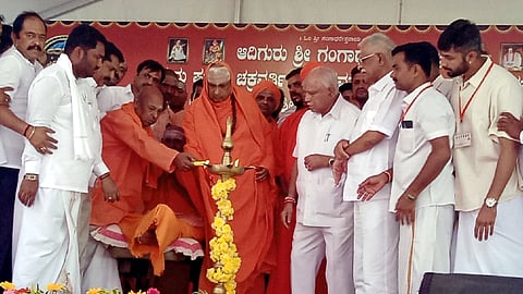  ಗುಂಡ್ಲುಪೇಟೆ ತಾಲೂಕಿನ ಸೋಮಹಳ್ಳಿ ಗ್ರಾಮದಲ್ಲಿ ಆಯೋಜಿಸಿದ್ದ ವೀರಸಿಂಹಾಸನ ಶಿಲಾಮಠದ ನೂತನ ಕಟ್ಟಡ ಉದ್ಘಾಟನೆ ಮತ್ತು ಶ್ರೀಸಿದ್ದಮಲ್ಲಿಕಾರ್ಜುನ ಸ್ವಾಮೀಜಿಯ ಆರಾಧನೆ ಕಾರ್ಯಕ್ರಮವನ್ನು ಶ್ರೀಸಿದ್ದಮಲ್ಲ ಸ್ವಾಮೀಜಿ ಉದ್ಘಾಟಿಸಿದರು. ಶ್ರೀಶಿವರಾತ್ರಿ ದೇಶಿಕೇಂದ್ರ ಸ್ವಾಮೀಜಿ, ಬಿ.ಎಸ್.ಯಡಿಯೂರಪ್ಪ, ಮಲ್ಲಿಕಾರ್ಜುನಪ್ಪ, ಮಧುಶಂಕರ್ ಇತರರು ಇದ್ದರು.