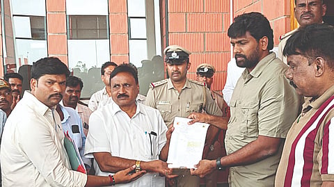  ಗುಂಡ್ಲುಪೇಟೆ ತಾಲೂಕಿನ ಮೇಲುಕಾಮನಹಳ್ಳಿಯಲ್ಲಿ ಅರಣ್ಯ ಇಲಾಖೆ ಹೊರಗುತ್ತಿಗೆ ನೌಕರರು ಬಂಡೀಪುರ ಹುಲಿ ಯೋಜನೆ ನಿರ್ದೇಶಕ ಪ್ರಭಾಕರನ್ ಅವರಿಗೆ ಮನವಿ ಸಲ್ಲಿಸಿದರು.