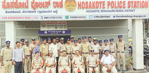 ಹೊಸಕೋಟೆ ಠಾಣೆಯಲ್ಲಿ ಆಯೋಜಿಸಿದ್ದ ಸುದ್ದಿಗೋಷ್ಠಿಯಲ್ಲಿ ಜಿಲ್ಲಾ ಪೊಲೀಸ್​ ಅಧೀಕ್ಷಕ ಎಂ.ವಿ.ಚಂದ್ರಕಾಂತ, ಹೊಸಕೋಟೆ ವಿಭಾಗದ ಪೊಲೀಸ್​ ಡಿವೈಎಸ್​ಪಿ ಮಲ್ಲೇಶ್​, ಆರಕ್ಷಕ ನಿರೀಕ್ಷಕ ಗೋವಿಂದ್​, ಪಿಎಸ್​ಐ ಮುನಿರಾಜ್​, ಸಿಬ್ಬಂದಿ ಗೋಪಾಲ ಕೃಷ್ಣ ಇತರರು ಇದ್ದರು. 