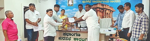 ಕಾರಟಗಿ ಪುರಸಭೆಯಲ್ಲಿ ಸ್ಥಾಯಿಸಮಿತಿ ರಚನೆಗಾಗಿ ನಡೆದ ಚುನಾವಣೆಯಲ್ಲಿ ಸದಸ್ಯರು ನಾಮನಿರ್ದೇಶನ ಅರ್ಜಿ ಸಲ್ಲಿಸಿದರು. ಅಧ್ಯಕ್ಷ ಮಂಜುನಾಥ ಮೇಗೂರು, ಉಪಾಧ್ಯಕ್ಷೆ ಸುಜಾತಾ ನಾಗರಾಜ, ವ್ಯವಸ್ಥಾಪಕ ಪರಮೇಶ್ವರಪ್ಪ ಇದ್ದರು.