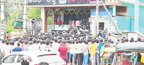 Traffic ನೆಲಮಂಗಲದ ಮುಖ್ಯರಸ್ತೆಯಲ್ಲಿ ಹೊಸ ಬಟ್ಟೆ ಅಂಗಡಿ ತೆರೆದು ದರ ರಿಯಾಯಿತಿ ಜತೆಗೆ ಆರಂಭಿಕ ಕೊಡುಗೆ ನೀಡಿದ್ದರಿಂದ ಅಂಗಡಿ ಮುಂದೆ ಗ್ರಾಹಕರ ಸಂಚಾರ ಸಿಕ್ಕು ಉಂಟಾಗಿತ್ತು.