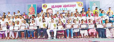 ನಾಗಮಂಗಲ ಪಟ್ಟಣದ ತಾಲೂಕು ಕ್ರೀಡಾಂಗಣದಲ್ಲಿ ಆಯೋಜಿಸಿದ್ದ ಶಿಕ್ಷಕರ ದಿನಾಚರಣೆ ಹಾಗೂ ಪ್ರತಿಭಾನ್ವಿತ ವಿದ್ಯಾರ್ಥಿಗಳಿಗೆ ಅಭಿನಂದನಾ ಸಮಾರಂಭದಲ್ಲಿ ಸಚಿವ ಎನ್.ಚಲುವರಾಯಸ್ವಾಮಿ ಪ್ರತಿಭಾವಂತ ವಿದ್ಯಾರ್ಥಿಗಳನ್ನು ಅಭಿನಂದಿಸಿದರು.
