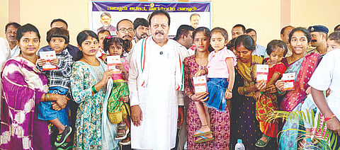ನಾಗಮಂಗಲದ ಡಾ.ಅಂಬೇಡ್ಕರ್ ಭವನದಲ್ಲಿ ತಾಲೂಕು ಆಡಳಿತದಿಂದ ಶನಿವಾರ ಆಯೋಜಿಸಿದ್ದ ಪ್ರಜಾಸೇವಾ ಆಂದೋಲನ ಕಾರ್ಯಕ್ರಮದಲ್ಲಿ ವಿವಿಧ ಯೋಜನೆಗಳ ಫಲಾನುಭವಿಗಳಿಗೆ ಸಚಿವ ಎನ್.ಚಲುವರಾಯಸ್ವಾಮಿ ಸೌಲಭ್ಯದ ದಾಖಲೆಗಳನ್ನು ವಿತರಿಸಿದರು.