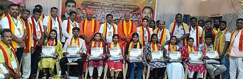 ನೆಲಮಂಗಲ ಪವಾಡ ಶ್ರೀ ಬಸವಣ್ಣದೇವರಮಠದಲ್ಲಿ ಆಯೋಜಿಸಿದ್ದ ಕಾರ್ಯಕ್ರಮದಲ್ಲಿ ಎಸ್​ಎಸ್​ಎಲ್​ಸಿ ಮತ್ತು ಪಿಯುಸಿ ಕನ್ನಡ ವಿಷಯದಲ್ಲಿ ಶೇ.100 ಅಂಕಪಡೆದ ವಿದ್ಯಾರ್ಥಿಗಳಿಗೆ ಪ್ರತಿಭಾ ಪುರಸ್ಕಾರ ನೀಡಿ ಸನ್ಮಾನಿಸಲಾಯಿತು. ಬಸವನಹಳ್ಳಿ ಶಿವಾನಂದಾಶ್ರಮದ ಶ್ರೀ ರಮಣಾನಂದನಾಥ ಸ್ವಾಮೀಜಿ, ನಗರಸಭೆ ಅಧ್ಯಕ್ಷ ಎನ್​.ಗಣೇಶ್​, ಎನ್​ಪಿಎ ಮಾಜಿ ಅಧ್ಯಕ್ಷ ಎಂ.ನಾರಾಯಣಗೌಡ ಇತರರು ಇದ್ದರು. 