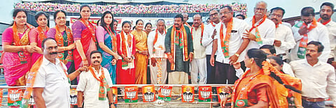 ರಟ್ಟಿಹಳ್ಳಿ ತಾಲೂಕಿನ ಮಾಸೂರು ಗ್ರಾಮದಲ್ಲಿ ಜರುಗಿದ ಅಂತಾರಾಷ್ಟ್ರೀಯ ಮಹಿಳಾ ದಿನಾಚರಣೆ ಕಾರ್ಯಕ್ರಮವನ್ನು ವಿರೂಪಾಕ್ಷಪ್ಪ ಬಳ್ಳಾರಿ ಉದ್ಘಾಟಿಸಿದರು. ಮಾಜಿ ಸಚಿವ ಬಿ.ಸಿ.ಪಾಟೀಲ, ಸೃಷ್ಟಿ ಪಾಟೀಲ, ಹಾರಿಕಾ ಮಂಜುನಾಥ, ಡಿ.ಎಂ.ಸಾಲಿ ಇತರರು ಇದ್ದರು.