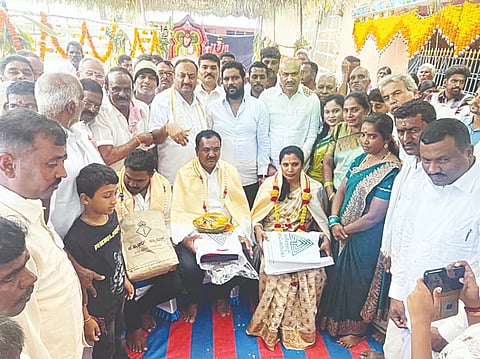 ಸರಗೂರು ತಾಲೂಕಿನ ಚಾಮಲಾಪುರ ಗ್ರಾಮದಲ್ಲಿ ಬಸವೇಶ್ವರ ಸ್ವಾಮಿ ದೇವಾಲಯ ಸಂಪ್ರೋಕ್ಷಣೆ ಶಿಖರ ಕಳಶ ಸ್ಥಾಪನೆ ಮತ್ತು ನಾಗದೇವತೆ ಪ್ರತಿಷ್ಠಾಪನೆ ಕುಂಬಾಭಿಷೇಕ ಪೂಜಾ ಮಹೋತ್ಸವದಲ್ಲಿ ಗೋಪುರ ವಿನ್ಯಾಸ ಸೇವಾರ್ಥದಾರನ್ನು ಸನ್ಮಾನಿಸಲಾಯಿತು. ಗೀರೀಶ್, ಶಿವಲಿಂಗಯ್ಯ, ಮಲ್ಲಿಕಾರ್ಜುನ ಇತರರು ಇದ್ದರು. 