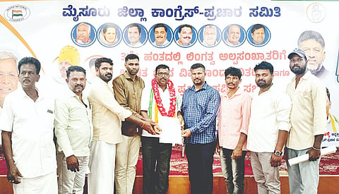 ಸರಗೂರು ಬ್ಲಾಕ್ ಕಾಂಗ್ರೆಸ್ ಪ್ರಚಾರ ಸಮಿತಿ ಅಧ್ಯಕ್ಷರಾಗಿ ನೇಮಕವಾದ ಬಡಗಲಪುರ ಗಂಗಾಧರ್ ಅವರನ್ನು ಅಭಿನಂದಿಸಲಾಯಿತು. ಪ್ರಕಾಶ್, ರಾಜೇಶ್, ರವಿ ಇದ್ದರು.