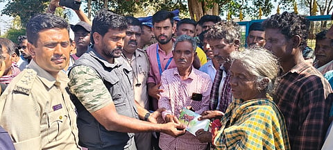 ಸರಗೂರು ತಾಲೂಕಿನ ಬಿ.ಮಟಕರೆ ಗ್ರಾಮ ಪಂಚಾಯಿತಿ ವ್ಯಾಪ್ತಿಯಲ್ಲಿ ಕಾಡಾನೆ ದಾಳಿಯಲ್ಲಿ ಮೃತಪಟ್ಟ ಮಾದ ಅವರ ಪತ್ನಿಗೆ ಪರಿಹಾರದ ಚೆಕ್ ಅನ್ನು ಅಧಿಕಾರಿಗಳು ನೀಡಿದರು.