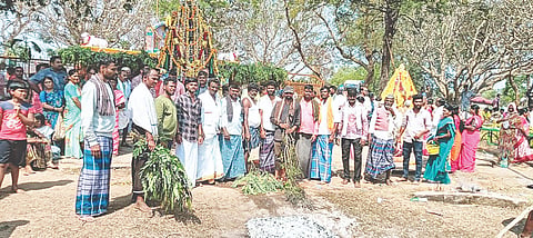 ಸರಗೂರು ತಾಲೂಕಿನ ಹುಸ್ಕೂರು ಹಾಡಿಯಲ್ಲಿ ನೂರಾಳೇಶ್ವರ ಸ್ವಾಮಿ ಕೊಂಡೋತ್ಸವ ವಿಜೃಂಭಣೆಯಿಂದ ನಡೆಯಿತು.