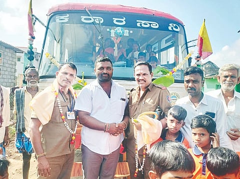 ಸರಗೂರು ತಾಲೂಕಿನ ಜಯಲಕ್ಷ್ಮೀಪುರ ಗ್ರಾಮಕ್ಕೆ ಬಸ್ ವ್ಯವಸ್ಥೆ ಕಲ್ಪಿಸಿ ಹಿನ್ನೆಲೆಯಲ್ಲಿ ಗ್ರಾಮದ ಮುಖಂಡರು ಚಾಲಕ, ನಿರ್ವಾಹಕ ಅವರಿಗೆ ಸನ್ಮಾನ ಮಾಡಿದರು.