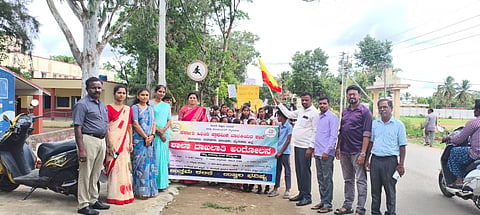 ಸರಗೂರು ತಾಲೂಕಿನ ಪಟ್ಟಣದ ಪ್ರಗತಿ ವಿದ್ಯಾಸಂಸ್ಥೆ ಕಾಲೇಜು ಆವರಣದಲ್ಲಿ ಪರಿಸರ ದಿನಾಚರಣೆ ಕಾರ್ಯಕ್ರಮವನ್ನು ಗಿಡ ನೆಡುವ ಮೂಲಕ ಉದ್ಘಾಟಿಸಿದರು.ಲೋಕೇಶ್.ವಿನೋದಕುಮಾರ್, ಪ್ರಭಾಕರ, ಪ್ರಕಾಶ್ ಇತರರು ಇದ್ದರು.