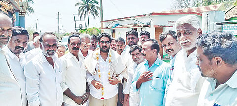 ಸರಗೂರು ತಾಲೂಕಿನ ಎತ್ತಿಗೆ ಗ್ರಾಮದಲ್ಲಿ ಮುಖಂಡರ ಜತೆ ಶಾಸಕ ಅನೀಲ್ ಚಿಕ್ಕಮಾದು ಗ್ರಾಮದ ವಿಚಾರಗಳನ್ನು ಚರ್ಚೆ ನಡೆಸಿದರು.