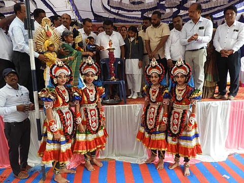 ಶ್ರವಣಬೆಳಗೊಳದ ಪದವಿಪೂರ್ವ ಕಾಲೇಜು ಆವರಣದಲ್ಲಿ ಆಯೋಜಿಸಿದ್ದ ಪ್ರತಿಭಾ ಕಾರಂಜಿ ಕಾರ್ಯಕ್ರಮವನ್ನು ಶಾಸಕ ಸಿ.ಎನ್.ಬಾಲಕೃಷ್ಣ ಉದ್ಘಾಟಿಸಿದರು. ಅಫ್ತಾಬ್ ಪಾಷಾ, ಕೃಷ್ಣಮೂರ್ತಿ, ಯಾದವರಾಜ್, ರಮೇಶ್ ಗೌಡ, ಮಂಜೇಗೌಡ, ಬಿ.ಕೆ.ಸತೀಶ್, ಎ.ಜಿ.ಲೋಕೇಶ್ ಇತರರು ಇದ್ದರು.