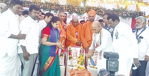 ಸೇಡಂ : ತಾಲೂಕಿನ ರಂಜೋಳ ಗ್ರಾಮದಲ್ಲಿ ಆಯೋಜಿಸಿದ ಡಾ.ಬಿ.ಆರ್​.ಅಂಬೇಡ್ಕರವರ ಮೂರ್ತಿ ಅನಾವರಣ ಕಾರ್ಯಕ್ರಮವನ್ನು ಸಚಿವ ಡಾ.ಶರಣಪ್ರಕಾಶ ಪಾಟೀಲ್​ ಉದ್ಘಾಟಿಸಿದರು. ಶೀ ಭಂತೆ ವರಜ್ಯೋತಿ, ಶೀ ಜ್ಞಾನಪ್ರಕಾಶ ಸ್ವಾಮೀಜಿ, ಶೀ ಶಾಂತವೀರ ಮುರುರಾಜೇಂದ್ರ ಸ್ವಾಮೀಜಿ, ಸಂತೋಷಿರಾಣಿ ಪಾಟೀಲ್​ ತೆಲ್ಕೂರ, ಸತೀಶರೆಡ್ಡಿ ಪಾಟೀಲ್​ ರಂಜೋಳ, ಶಿವಕುಮಾರ ತೊಟ್ನಳ್ಳಿ ಇದ್ದರು.