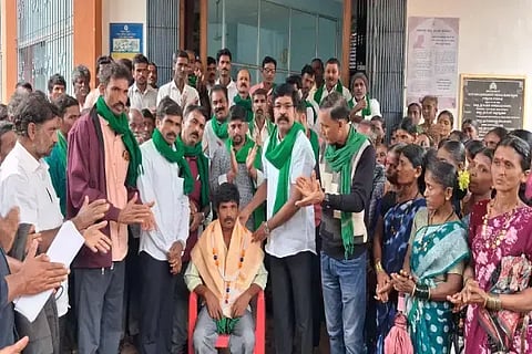 ಸಾಗರ ತಾಲೂಕಿನ ಕೆ.ಜಿ.ಕೊಪ್ಪ ಗ್ರಾಮದಲ್ಲಿ ಸರ್ಕಾರಿ ಭೂಮಿ ರಕ್ಷಣೆ ಮಾಡಬೇಕು ಎಂದು ಒತ್ತಾಯಿಸಿ ಎಸಿ ಕಚೇರಿ ಎದುರು ನಡೆಸಿದ ಪ್ರತಿಭಟನೆ ಸಂದರ್ಭ ಭೂಮಿ ರಕ್ಷಣೆಗೆ ಹೋರಾಡುತ್ತಿರುವ ಪದ್ಮನಾಭ ಅವರನ್ನು ಜಿಲ್ಲಾ ರೈತ ಸಂಘದಿಂದ ಸನ್ಮಾನಿಸಲಾಯಿತು. ದಿನೇಶ್ ಶಿರವಾಳ, ರಮೇಶ್ ಕೆಳದಿ, ರಾಮಚಂದ್ರಪ್ಪ, ನಾಗವೇಣಿ, ಕೆರೆಯಮ್ಮ ಇತರರಿದ್ದರು.