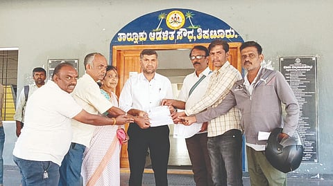 ವಿಜಯಪುರದಲ್ಲಿ ಎಐಕೆಕೆಎಂಎಸ್​ ಕಾರ್ಯಕರ್ತರ ಬಂಧನ ವಿರೋಧಿಸಿ ತಿಪಟೂರು ತಾಲೂಕು ಕಚೇರಿ ಎದುರು ಸಂಟನೆಯ ಕಾರ್ಯಕರ್ತರು Protest ಪ್ರತಿಭಟಿಸಿದರು.