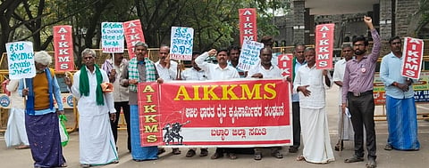 ಬಳ್ಳಾರಿಯ ಡಿಸಿ ಕಚೇರಿ ಆವರಣದಲ್ಲಿ ಎಐಕೆಕೆಎಂಎಸ್ ರೈತ ಸಂಘಟನೆಯಿಂದ ಪ್ರತಿಭಟನೆ ನಡೆಯಿತು. ಸಂಘಟನೆ ರಾಜ್ಯ ಸಮಿತಿ ಸದಸ್ಯ ಈ.ಹನುಮಂತಪ್ಪ, ಜಿಲ್ಲಾಧ್ಯಕ್ಷ ಗೋವಿಂದ್, ಪದಾಧಿಕಾರಿಗಳಾದ ಕಲ್ಲುಕಂಭ ಪಂಪಾಪತಿ, ಗುರಳ್ಳಿ ರಾಜ, ಎಚ್.ಎನ್.ಬಸವರಾಜ, ಮಾಬುಸಾಬ್,ಡಿ.ಕಾಳಿಂಗಪ್ಪ, ಮಾಹಾಲಿಂಗಪ್ಪ, ನಟರಾಜ, ದಾನಪ್ಪ ಇದ್ದರು.