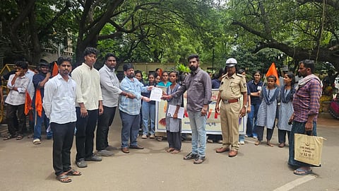 ಬಳ್ಳಾರಿಯ ಡಿಸಿ ಕಚೇರಿ ಆವರಣದಲ್ಲಿ ಕೆಪಿಎಸ್‌ಸಿ ಅಕ್ರಮ ಕುರಿತು ಉನ್ನತಮಟ್ಟದ ತನಿಖೆ ನಡೆಸುವಂತೆ ಆಗ್ರಹಿಸಿ, ಎಬಿವಿಪಿ ಸಂಘಟನೆಯಿಂದ ತಹಸೀಲ್ದಾರ್ ವಿಶ್ವಜಿತ್ ಮೆಹ್ತಾ ಅವರಿಗೆ ಮನವಿ ಸಲ್ಲಿಸಲಾಯಿತು. ಸಂಘಟನೆಯ ಪದಾಧಿಕಾರಿಗಳಾದ ಪ್ರಭಾಕರ್, ನವೀನ್, ಪ್ರದೀಪ್, ಮಂಜುನಾಥ್ ಇದ್ದರು.