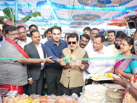 ಬಳ್ಳಾರಿಯ ಮುನ್ಸಿಪಲ್ ಕಾಲೇಜು ಮೈದಾನದಲ್ಲಿ ಆಯೋಜಿಸಿದ್ದ ಜಿಲ್ಲಾಮಟ್ಟದ ತಾಂತ್ರಿಕ ಕಾರ್ಯಾಗಾರ ಮತ್ತು ವಸ್ತು ಪ್ರದರ್ಶನ ಕಾರ್ಯಕ್ರಮವನ್ನು ಸಚಿವ ಜಮೀರ್ ಅಹ್ಮದ್ ಖಾನ್ ಉದ್ಘಾಟಿಸಿದರು. ಡಿಸಿ ಕೆ.ನಾಗೇಂದ್ರ ಪ್ರಸಾದ್, ಜಿಪಂ ಸಿಇಒ ಮಹಮ್ಮದ್ ಹ್ಯಾರಿಸ್ ಸುಮೈರ್, ಲಿಡ್ಕರ್ ಅಧ್ಯಕ್ಷ ಮುಂಡರಗಿ ನಾಗರಾಜ, ಮೇಯರ್ ಪಿ.ಗಾದೆಪ್ಪ, ಕೃಷಿ ಇಲಾಖೆ ಜಂಟಿ ನಿರ್ದೇಶಕ ಸೋಮಸುಂದರ್, ಎಡಿಸಿ ಮಹಮ್ಮದ್ ಎನ್ ಜುಬೇರ್ ಇದ್ದರು.