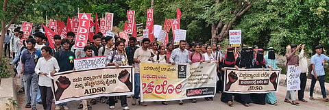 ಬಳ್ಳಾರಿಯ ವಿಎಸ್‌ಕೆ ವಿವಿ ಆವರಣದಲ್ಲಿ ಎಐಡಿಎಸ್‌ಒ ಸಂಘಟನೆ ನೇತೃತ್ವದಲ್ಲಿ ಪದವಿ ಶುಲ್ಕ ಹೆಚ್ಚಳ ಖಂಡಿಸಿ, ಪ್ರತಿಭಟನೆ ನಡೆಯಿತು. ರಾಜ್ಯ ಖಜಾಂಚಿ ಬೆಟ್ಟದಕೊಪ್ಪ, ಪದಾಧಿಕಾರಿಗಳಾದ ರವಿಕಿರಣ್, ಕೆ.ಈರಣ್ಣ, ಕಂಬಳಿ ಮಂಜುನಾಥ್, ಎಂ. ಶಾಂತಿ, ನಿಹಾರಿಕಾ ಇದ್ದರು.