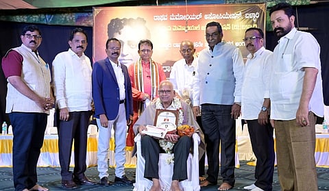 ಬಳ್ಳಾರಿಯ ರಾಘವ ಕಲಾಮಂದಿರದಲ್ಲಿ ಆಯೋಜಿಸಿದ್ದ  ಬಳ್ಳಾರಿ ರಾಘವ ಜಯಂತಿ ಕಾರ್ಯಕ್ರಮದಲ್ಲಿ ಸಿಕಿಂದ್ರಬಾದ್‌ನ ಶ್ರೀವಲ್ಲೂರು ಶ್ರೀಹರಿರಾವ್ ಅವರಿಗೆ ‘ಬಳ್ಳಾರಿ ರಾಘವ ರಾಜ್ಯ ಪ್ರಶಸ್ತಿ’ ನೀಡಿ ಗೌರವಿಸಲಾಯಿತು. ಸಂಘದ ಅಧ್ಯಕ್ಷ ಕೆ.ಕೋಟೇಶ್ವರರಾವ್, ಪದಾಧಿಕಾರಿಗಳಾದ ಕೆ.ಚನ್ನಪ್ಪ, ಎಚ್.ವಿಷ್ಣುವರ್ಧನರೆಡ್ಡಿ, ಬಾಣಾಪುರ ರಮೇಶಗೌಡ, ಪಿ.ಧನಜಂಯ, ಎನ್. ಪ್ರಕಾಶ್, ಪಿ.ಎಂ. ನಟರಾಜ್ ಇದ್ದರು.