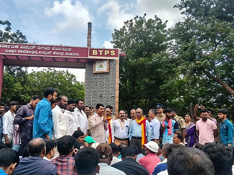 ಬಳ್ಳಾರಿ ತಾಲೂಕಿನ ಬಿಟಿಪಿಎಸ್ ಮುಂಭಾಗದಲ್ಲಿ ನಾನಾ ಬೇಡಿಕೆಗಳ ಈಡೇರಿಕೆಗೆ ಆಗ್ರಹಿಸಿ ನಡೆದ ಪ್ರತಿಭಟನೆಯಲ್ಲಿ ಭಗತ್ ಸಿಂಗ್ ಬಿಟಿಪಿಎಸ್ ಗುತ್ತಿಗೆ ಕಾರ್ಮಿಕರ ಸಂಘದ ಜಿಲ್ಲಾ ಧ್ಯಕ್ಷ ಜಟಂಗಿ ಬಸವರಾಜ್ ಮಾತನಾಡಿದರು. ಪದಾಧಿಕಾರಿಗಳಾದ ಮೆಟ್ರಿಕಿ ಅಂಬರೀ, ಗೇಣಿ ಕಾಳಪ್ಪ, ಯಲ್ಲಪ್ಪ, ಮುರಳಿ ಕೃಷ್ಣ, ವೆಂಕಟರೆಡ್ಡಿ, ಕೆ.ರಾಘವೇಂದ್ರ ಇತರರಿದ್ದರು.