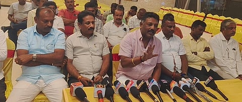 farmers  ಚಂದಾಪುರದಲ್ಲಿ ಬಿಜೆಪಿಯಿಂದ ಹಮ್ಮಿಕೊಂಡಿದ್ದ ಸುದ್ದಿಗೋಷ್ಠಿಯಲ್ಲಿ ಆನೇಕಲ್​ ವಿಧಾನಸಭಾ ೇತ್ರದ ನಿಕಟಪೂರ್ವ ಅಭ್ಯರ್ಥಿ ಹುಲ್ಲಹಳ್ಳಿ ಶ್ರೀನಿವಾಸ್​, ಮುಖಂಡರಾದ  ದೊಡ್ಡ ಹಾಗಡೆ ಶಂಕರ್​, ಜಯಪ್ರಕಾಶ್​ ರೆಡ್ಡಿ, ಚಿಕ್ಕ ನಾಗಮಂಗಲ ವೆಂಕಟೇಶ್​,  ನಾಗರಾಜುರೆಡ್ಡಿ, ವೇಣು, ರಮೇಶ್​ ರೆಡ್ಡಿ, ಪೂಣ್ಯ ಕೋಟಿ ಶ್ರೀನಿವಾಸ್​, ಕೃಷ್ಣರೆಡ್ಡಿ, ಸೋಮಶೇಖರ್​ ರೆಡ್ಡಿ, ಮುರಳಿ ಇದ್ದರು. 