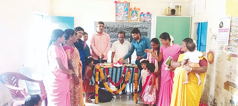ಬುಕ್ಕಾಪಟ್ಟಣ Week ಹೋಬಳಿಯ ಬಾಳಾಪುರ ಗ್ರಾಮದಲ್ಲಿ ಹಮ್ಮಿಕೊಂಡಿದ್ದ ವಿಶ್ವ ಸ್ತನ್ಯಪಾನ ಸಪ್ತಾಹದಲ್ಲಿ ಬುಕ್ಕಾಪಟ್ಟಣ ಪ್ರಾಥಮಿಕ ಆರೋಗ್ಯ ಕೇಂದ್ರದ ಹಿರಿಯ ಮಹಿಳಾ ಆರೋಗ್ಯ ಸುರಕ್ಷತಾ ಅಧಿಕಾರಿ ಮುದ್ದಮ್ಮ, ಆರೋಗ್ಯ ನಿರೀಕ್ಷಣಾಧಿಕಾರಿ ಲೋಕೇಶ್​ ಇದ್ದರು. 