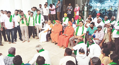 ಚಿಕ್ಕನಾಯಕನಹಳ್ಳಿ ತಾಲೂಕಿನ protest ಹೇಮಾವತಿ ನಾಲೆ ಕಾಮಗಾರಿ ಪೂರ್ಣಗೊಳಿಸಲು ಆಗ್ರಹಿಸಿ ಸತತ 7 ದಿನ ನಡೆದ ರೈತರ ಅಹೋರಾತ್ರಿಯನ್ನು ತಾತ್ಕಾಲಿಕವಾಗಿ ವಾಪಸ್​ ಪಡೆಯಲಾಯಿತು. 