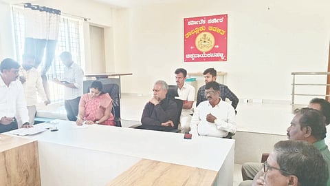  ಗಣರಾಜ್ಯೋತ್ಸವಾಚರಣೆಯ ಪೂರ್ವಭಾವಿ ಸಭೆಯಲ್ಲಿ ಶಾಸಕ ಸಿ.ಬಿ.ಸುರೇಶ್​ಬಾಬು, ತಹಸೀಲ್ದಾರ್​ ಎಂ.ಮಮತಾ, ಇಒ ದೊಡ್ಡಸಿದ್ದಯ್ಯ, ಬಿಇಒ ಕಾಂತರಾಜು meeting ಮತ್ತಿತರರು ಇದ್ದರು.