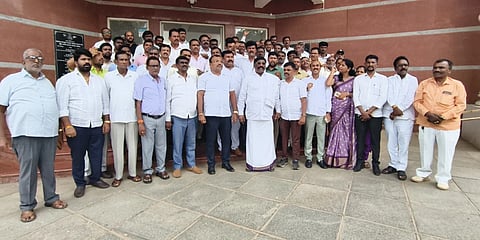 ಎಡಗೈ ಸಮಾಜಕ್ಕೆ ಪ್ರಬಲ ಸಚಿವ ಸ್ಥಾನ ನೀಡಬೇಕೆಂದು ಮಾದಿಗ ಸಮುದಾಯದ ಒಕ್ಕೂಟ ಆಗ್ರಹಿಸಿತು. ಮಾದಿಗ ಸಮುದಾಯದ ಜಿಲ್ಲಾಧ್ಯಕ್ಷ ಹೊಸ್ಕೋಟೆ ಸುಬ್ಬಣ್ಣ, ಬುಳ್ಳಹಳ್ಳಿ ಎಂ. ರಾಜಪ್ಪ, ಬಿಕೆ ಶಿವಪ್ಪ, ವಿಜಯಪುರ ವೇಣುಗೋಪಾಲ್​ ಇತರರು ಇದ್ದರು.
