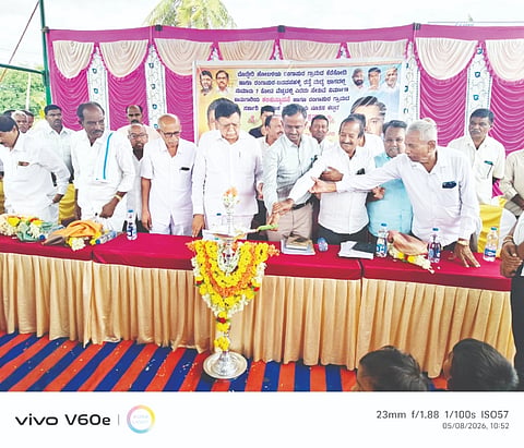 ಮಧುಗಿರಿ Ground-breaking ceremony ತಾಲೂಕಿನ ರಂಗಾಪುರ ಗ್ರಾಮದಲ್ಲಿ 7 ಕೋಟಿ ರೂ. ವೆಚ್ಚದ ಎರಡು ಸೇತುವೆ ನಿಮಾರ್ಣ ಕಾಮಗಾರಿಗೆ ಶಾಸಕ ಕೆ.ಎನ್​. ರಾಜಣ್ಣ ಭೂಮಿ ಪೂಜೆ ನೆರವೇರಿಸಿದರು. ಮುಖಂಡ ಹರ್ಷ ಕುರುಬರಹಳ್ಳಿ, ಟಿಎಪಿಸಿಎಂಎಸ್​ ಆಧ್ಯಕ್ಷ ಎಂ.ಎಸ್​.ಮಲ್ಲಿಕಾರ್ಜುನಯ್ಯ, ಪಿಡಬ್ಲ್ಯುಡಿ ಇಇ ಹನುಮಂತ ರಾವ್​ ಇದ್ದರು. 