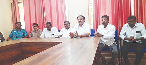 ಸುದ್ದಿಗೊಷ್ಠಿಯಲ್ಲಿ water ತಾಲೂಕು ಪ್ರಧಾನ ಕಾರ್ಯದರ್ಶಿ ವಿದ್ಯಾಸಾಗರ್​, ಪಪಂ ಮಾಜಿ ಸದಸ್ಯರಾದ ಜಿ.ಎನ್​.ಅಣ್ಣಪ್ಪಸ್ವಾಮಿ, ಜಿ.ಆರ್​.ಶಿವಕುಮಾರ್​ ಇದ್ದರು. 