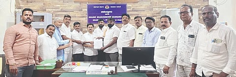 ಬಿಜೆಪಿ ವಿವಿಧ ಮೋರ್ಚಾ ಪದಾಧಿಕಾರಿಗಳು ಗಂಗಾವತಿ ಉಪತಹಸೀಲ್ದಾರ್ ಪ್ರಕಾಶ ನಾಯ್ಕ ಅವರಿಗೆ ಸೋಮವಾರ ಸಲ್ಲಿಸಿದರು. ಕಾಡಾ ಮಾಜಿ ಅಧ್ಯಕ್ಷ ಬಿ.ಎಚ್.ಎಂ. ತಿಪ್ಪೇರುದ್ರಸ್ವಾಮಿ, ಬಿಜೆಪಿ ವಿವಿಧ ಮೋರ್ಚಾ ಪದಾಧಿಕಾರಿಗಳಾದ ಡಿ.ಕೆ. ಆಗೋಲಿ, ಮನೋಹರಗೌಡ ಹೇರೂರು, ವೀರೇಶ ಬಲ್ಕುಂದಿ, ಪಂಪಣ್ಣನಾಯಕ, ವಿರೂಪಾಕ್ಷಗೌಡ ನಾಯಕ, ನಾಗರಾಜ ಚಳಗೇರಿ, ಟಿ.ಜಿ. ಬಾಬು, ಎಚ್. ಪ್ರಸಾದ್, ಚಂದ್ರಶೇಖರ ಹೀರೂರು, ಎಂ. ಮಂಜುನಾಥ ಶ್ರೀರಾಮನಗರ ಇತರರು ಇದ್ದರು.